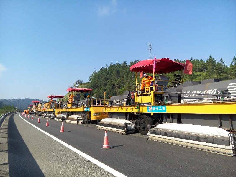 江西：养护畅安舒美高速 铺就绿色崛起大道