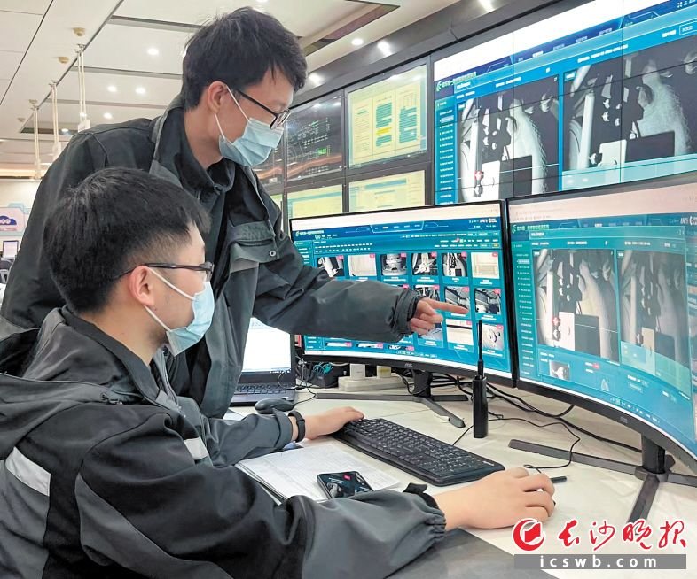 　　机检分析师认真分析检测设备传回的图片。 　　长沙晚报通讯员 谢敏 宋澎 供图