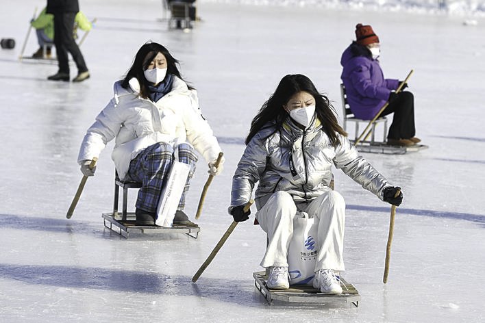 冰爬犁让市民尽享冰雪乐趣。