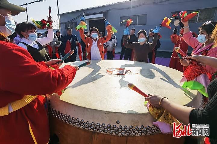 1月30日，任丘市出岸镇庞家营村，鼓友一起敲响任丘大鼓。