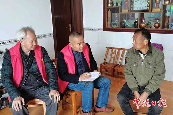 李昌富（左一）参加志愿服务活动。（图片来源：常德文明网）