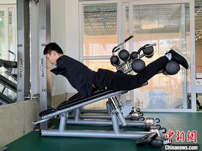 运动员郭金城正在进行力量训练 董泽宇 摄