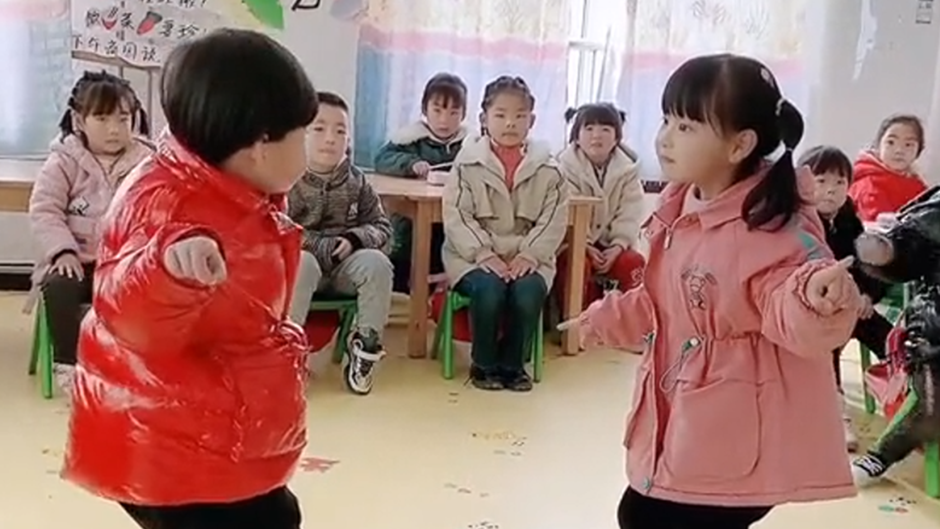 可爱又有范儿~幼儿园萌娃用闽南歌跳舞，表情、动作都很到位