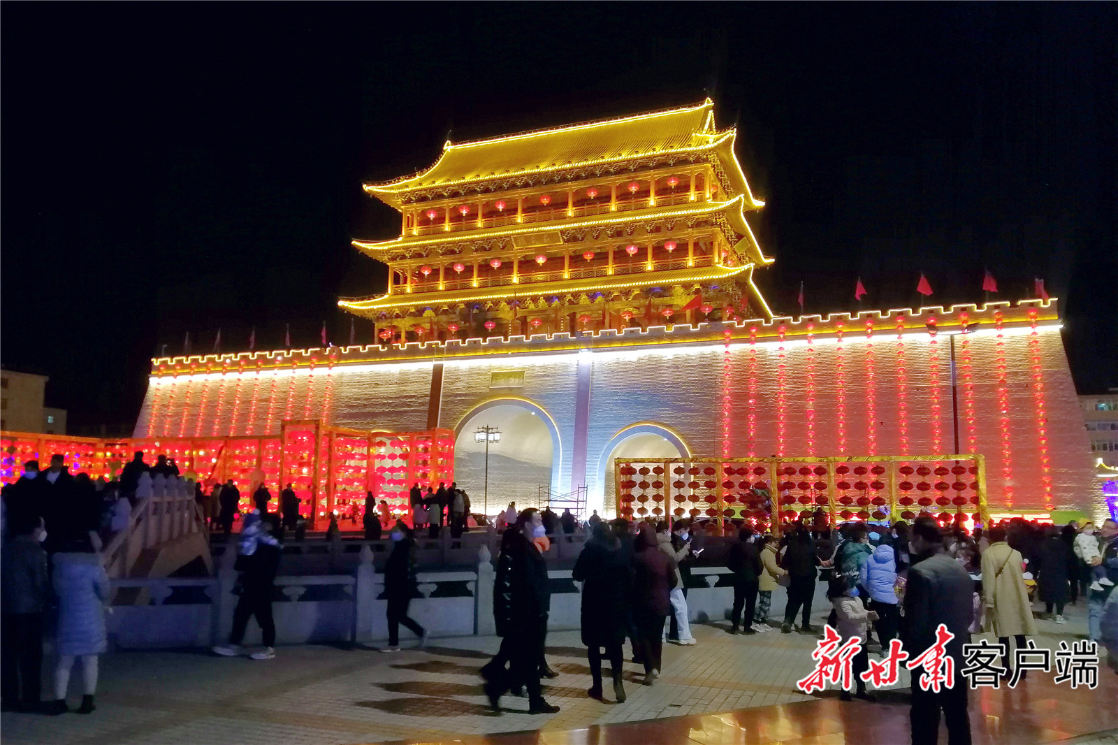 武威市民在武威南城门楼下赏灯游玩 新甘肃&middot;甘肃日报记者 金奉乾摄