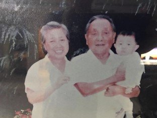 |1984年,邓先芙在北京家中和大哥合影