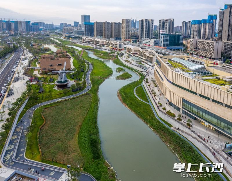 雨花区在圭塘河（香樟路-长沙大道）段打造了长沙首个4.0版海绵城市示范公园“溪悦荟”。 长沙晚报全媒体记者 陈飞 摄