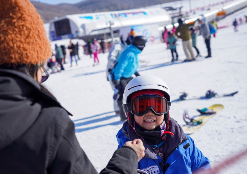 1月30日，游客在吉林市万科松花湖度假区滑雪。新华社记者 颜麟蕴摄