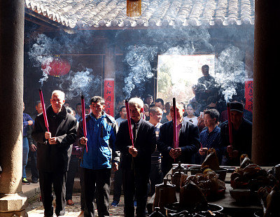 江西赣州:农村过年民俗气氛浓 全村人祠堂跪拜虔城祈愿_宗祠跪拜编辑图片素材-ID:VCG111146117370