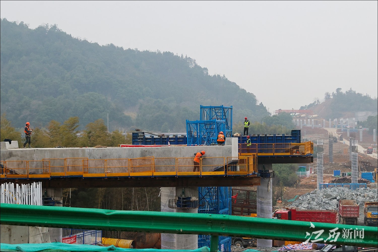 ▲梅岭隧道入口桥梁基础正在加紧建设。