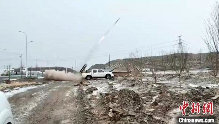 2月7日夜间至8日清晨，甘肃白银市抢抓有利气象条件，开展人工增雪作业。　何敏 摄