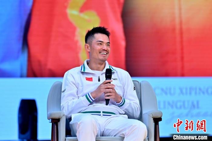 林丹现场与学生互动交流。　华师希平 供图