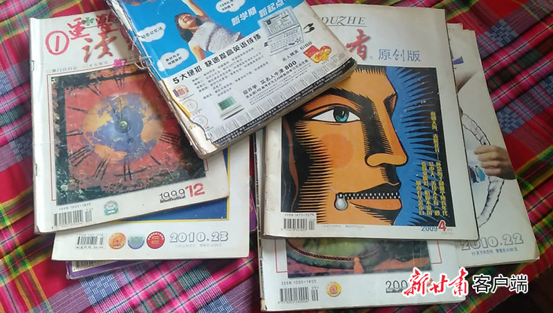 朱彦军从旧书摊淘回来的《读者》《意林》等书籍