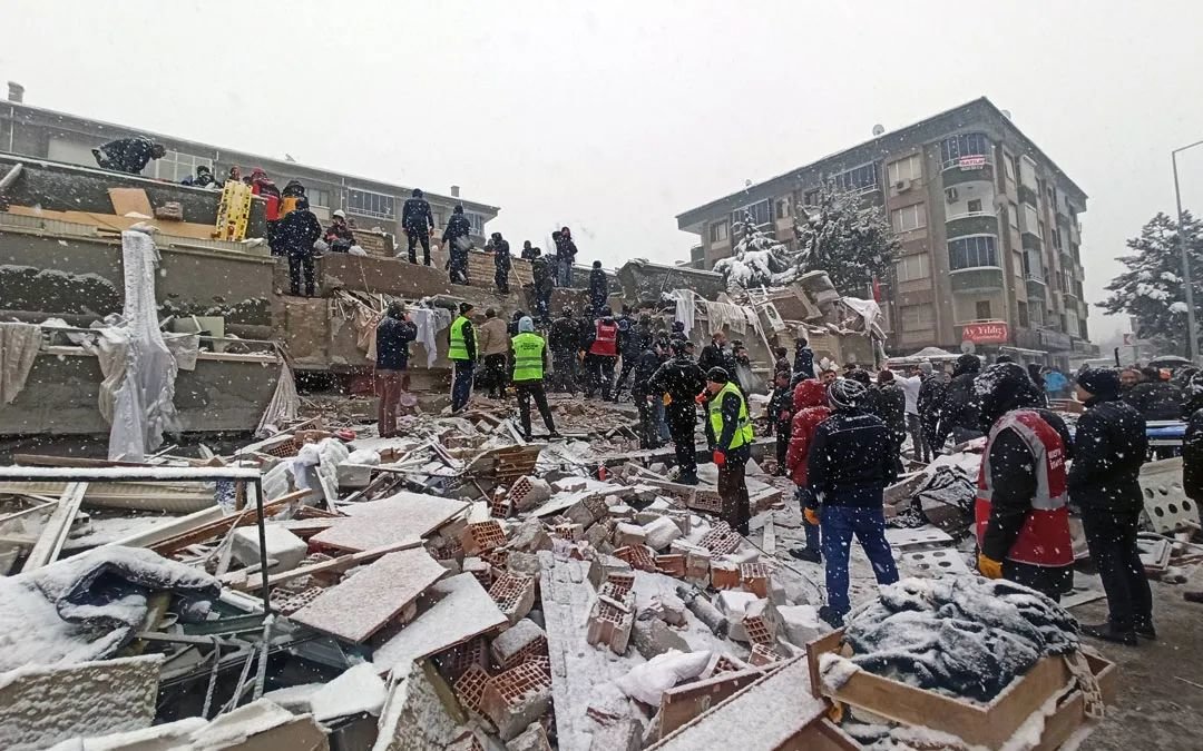 唐驳虎:一场地震逼停三条外交战线?埃尔多安如何抉择