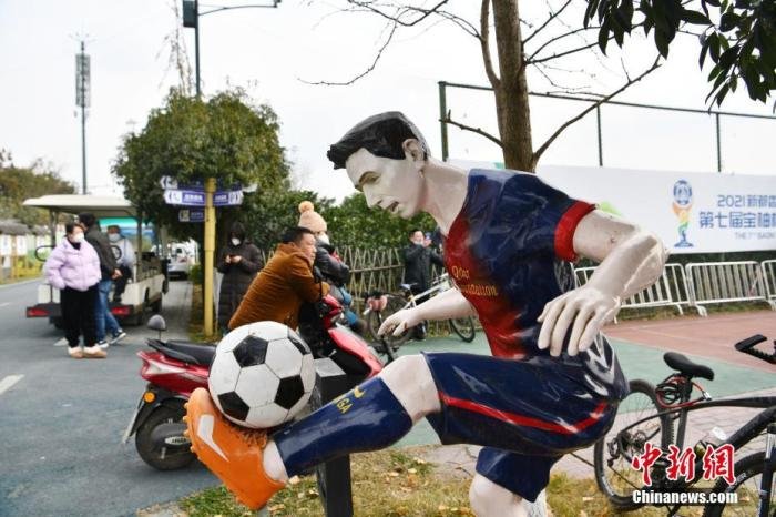 图为三河村随处可见的足球明星塑像。(2022年12月28日摄) 中新社记者 张浪 摄