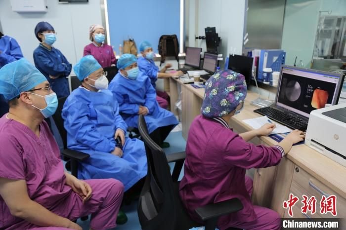 图为医疗团队术中讨论研究。　西安交大一附院供图