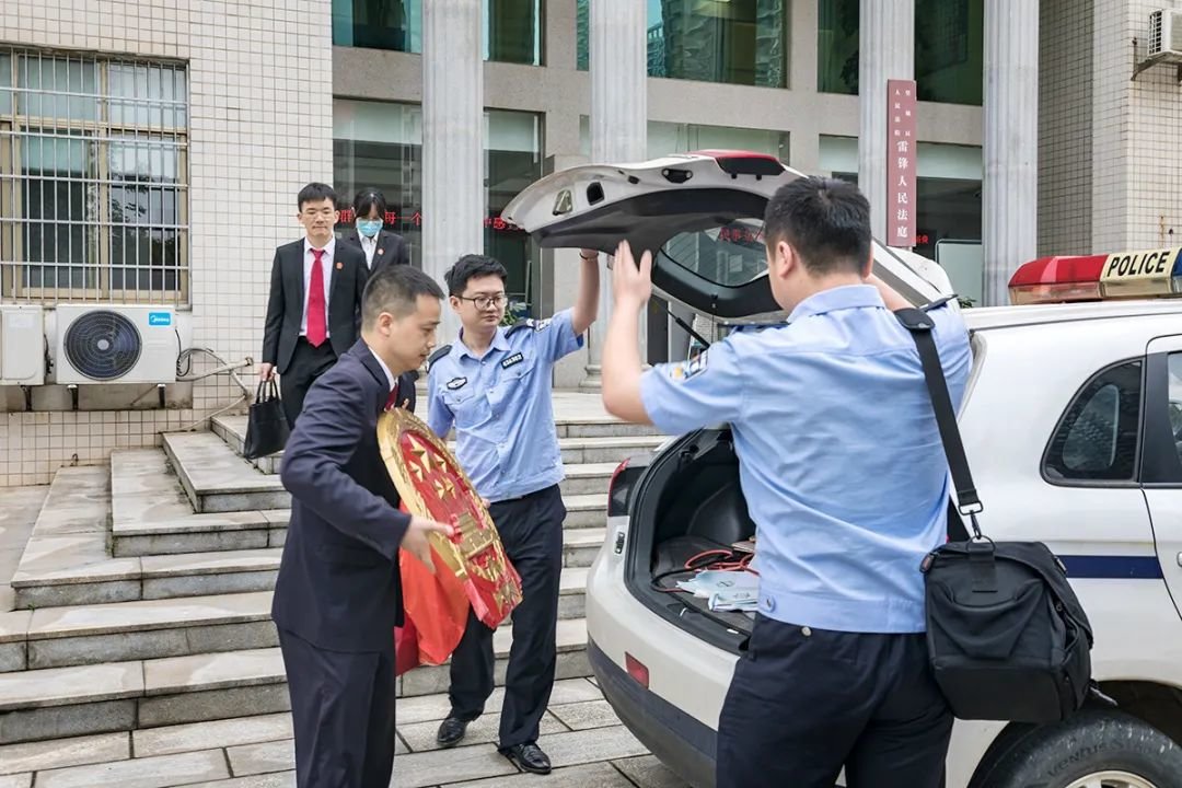 法官带着国徽下乡开展巡回审判.长沙市摄影家协会 供图