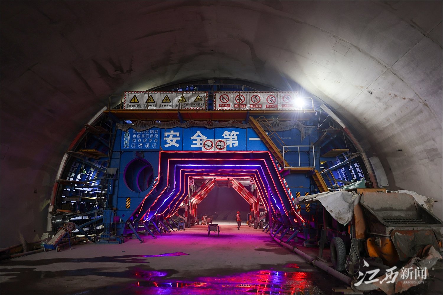 ▲南昌绕城高速公路西二环梅岭隧道内。