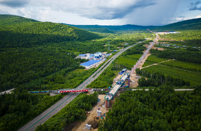 2022年7月25日,工人在哈伊高铁铁伊段先行工程跨S207省道2号特大桥施工现场进行作业(无人机照片)。新华社图
