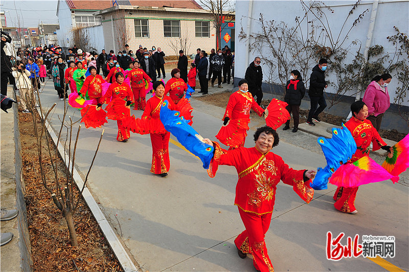 惠营房村民扭起秧歌迎游客  马兰峪镇供图.jpg