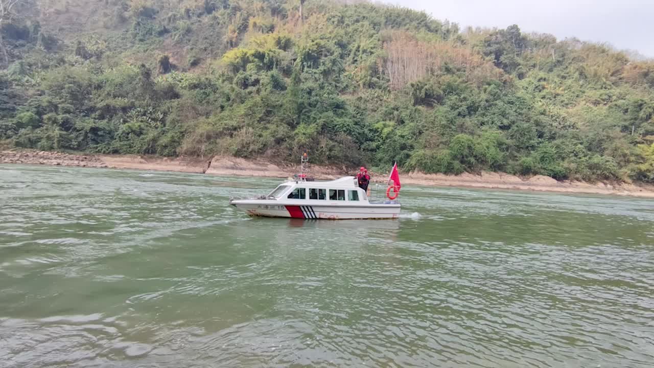 澜沧江水域充气筏倾覆搜救现场画面，落水人员身份暂未透露