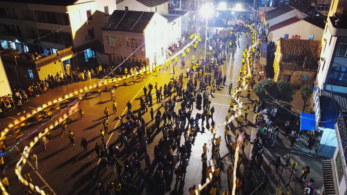 浙江临海汇溪镇:百米板龙闹元宵 舞出新年好愿景