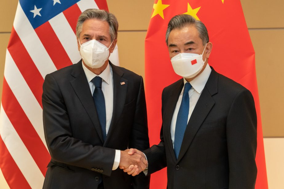 美方称受中国无人飞艇进入美领空事件影响，美国务卿布林肯推迟访华计划。图为2022年布林肯在联合国大会期间会见王毅。图源：The Diplomat