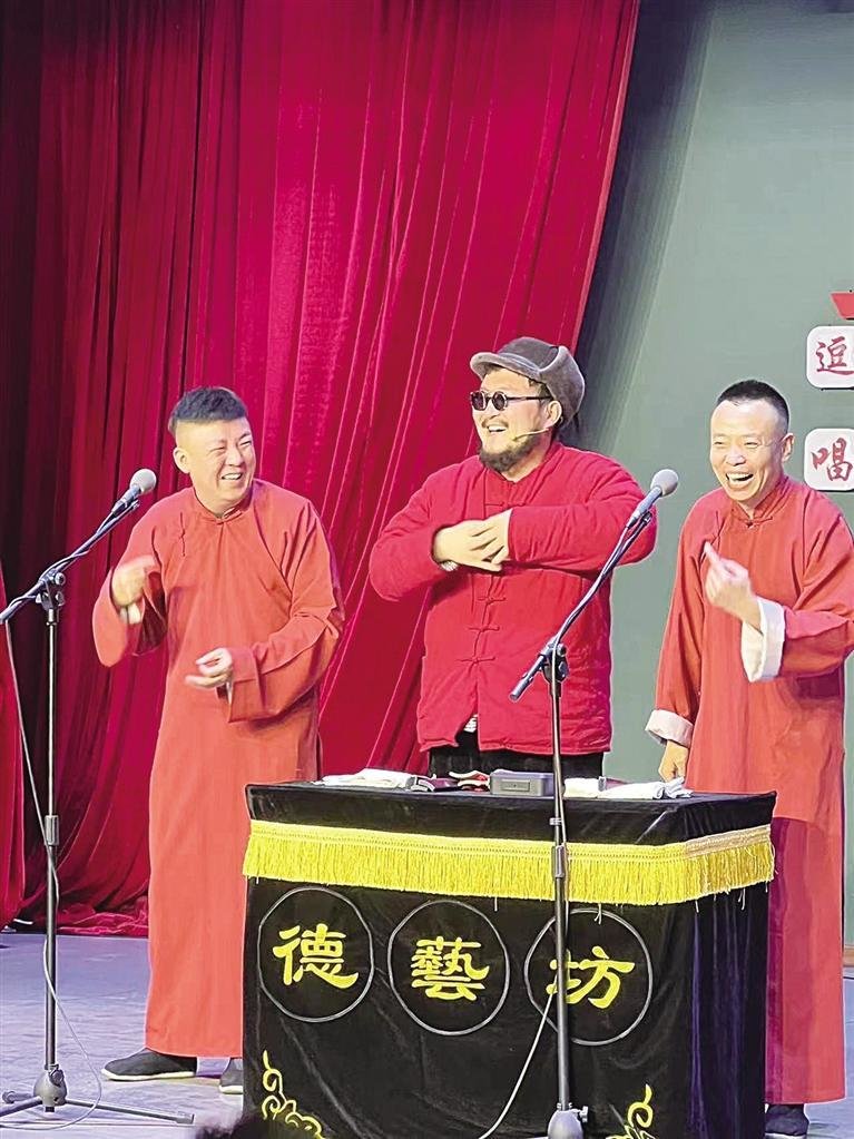 张尕怂在德艺坊与奥特曼、吉娃娃一起献艺