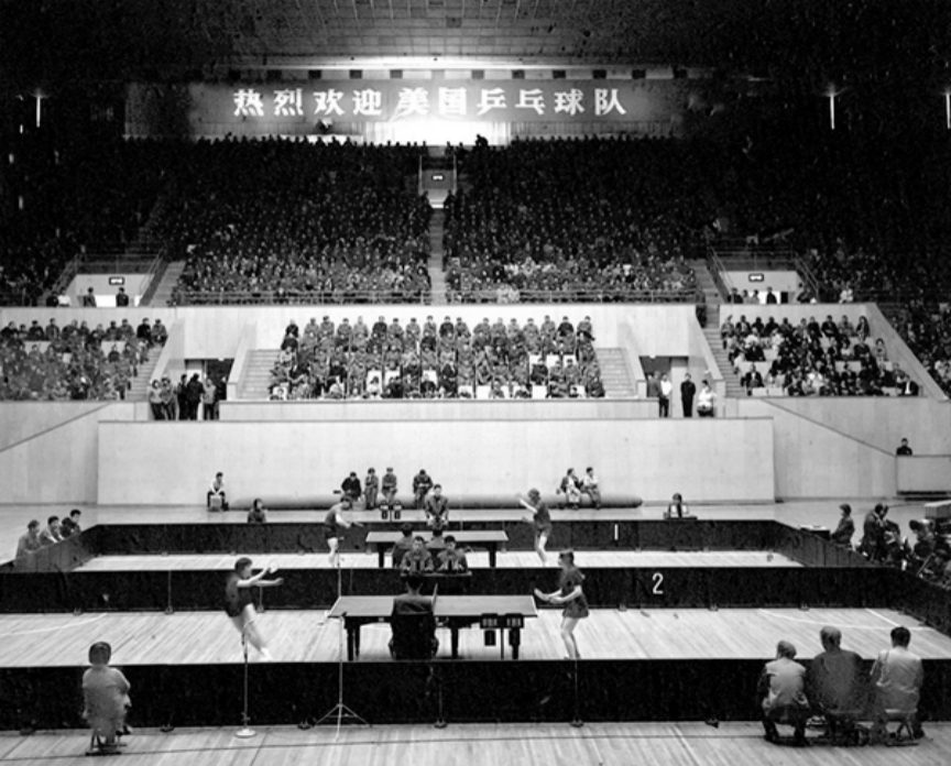 ▎1971年4月13日,中华全国体育总会举行欢迎仪式,欢迎前来中国进行访问的美国乒乓球代表团,中美两国乒乓球运动员在北京首都体育馆进行了友谊比赛。图源:新华社