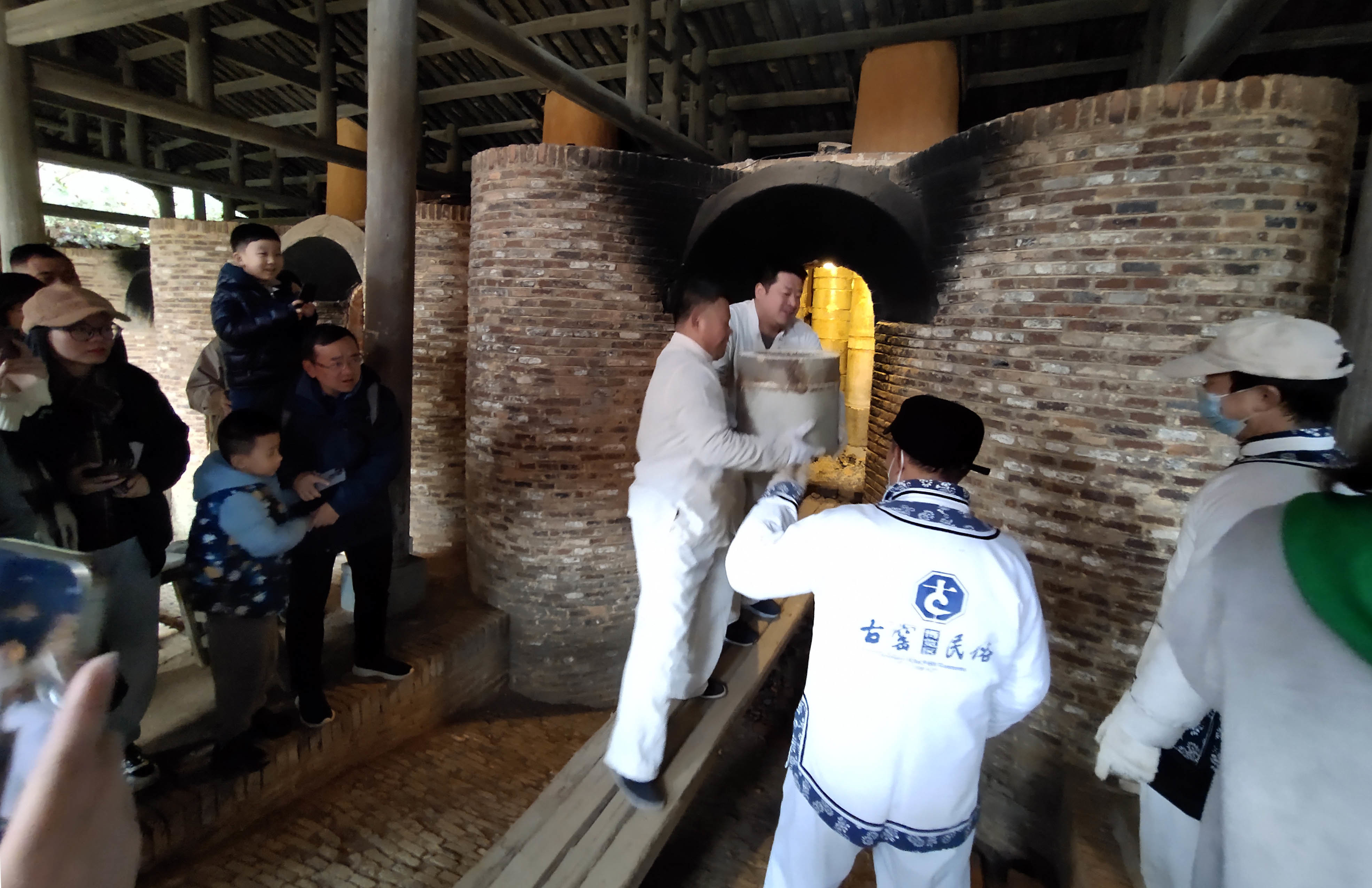景德镇古窑民俗博览区开窑见宝闹元宵