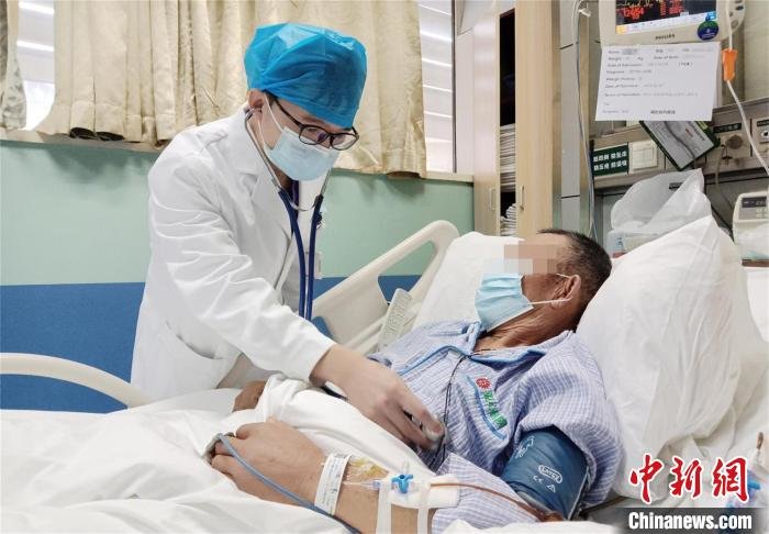 术后，医生为患者检查身体　武汉亚洲心脏病医院供图