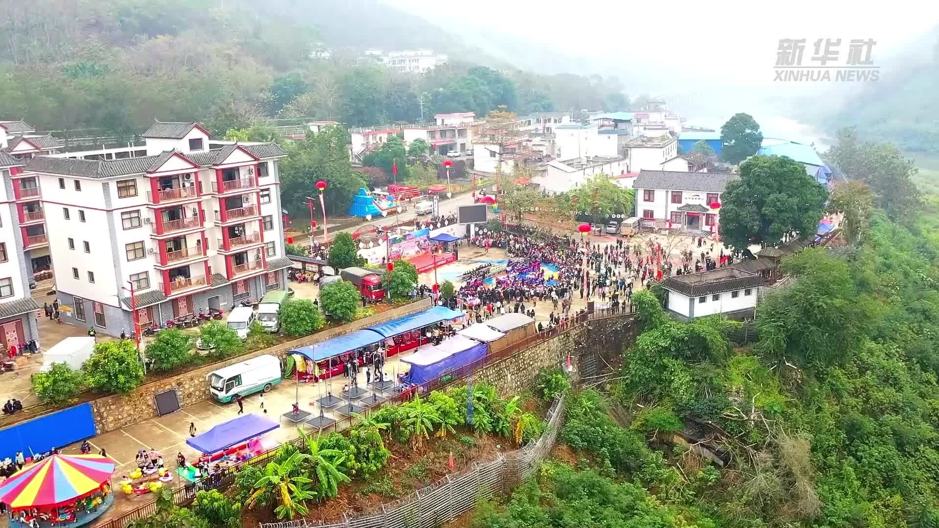 中越边境幸福村集市重新开街 各族群众载歌载舞闹元宵_凤凰网视频_凤凰网