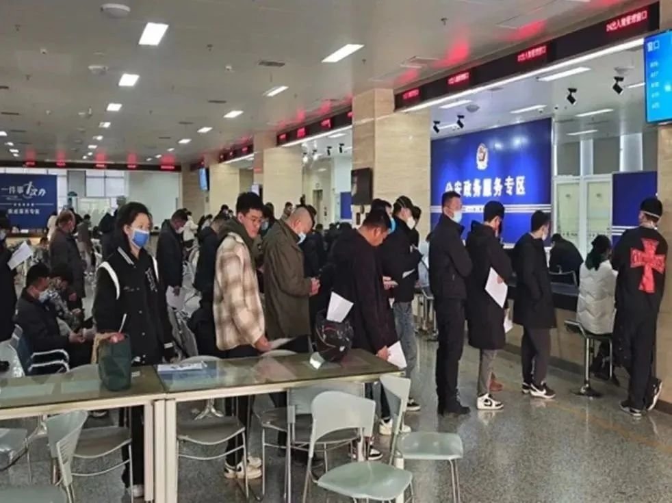 14个出入境受理窗口开放！徐州出入境“办证忙”