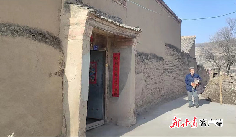 朱彦军的父亲看到记者,停下手中的农活上前打招呼。新甘肃·甘肃日报记者 田丽媛 摄