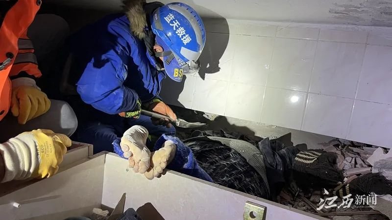 江西救援队在土耳其马拉蒂亚地震灾区救出一名幸存者