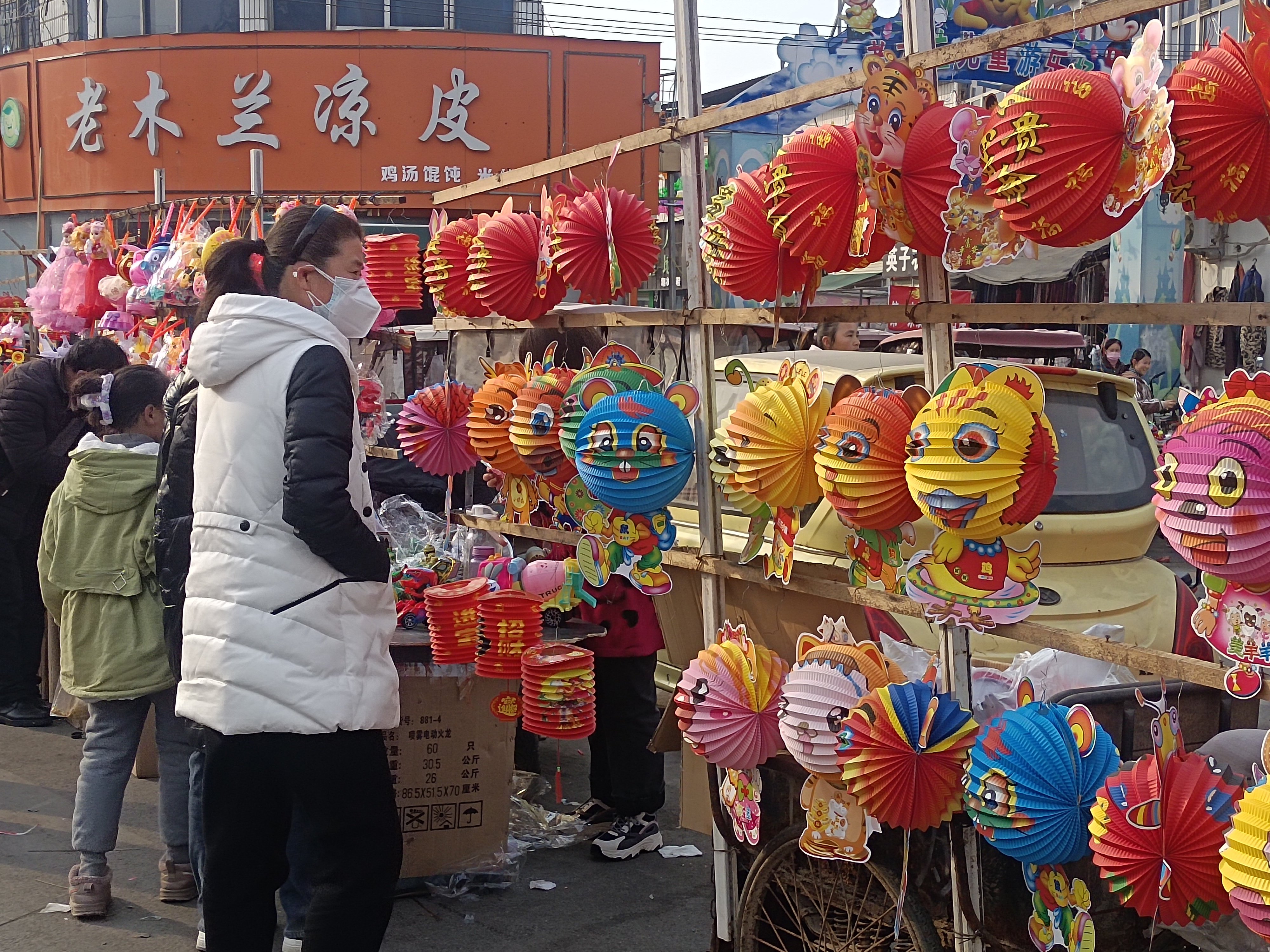 河南虞城：喜迎元宵佳节 街头灯笼销售热