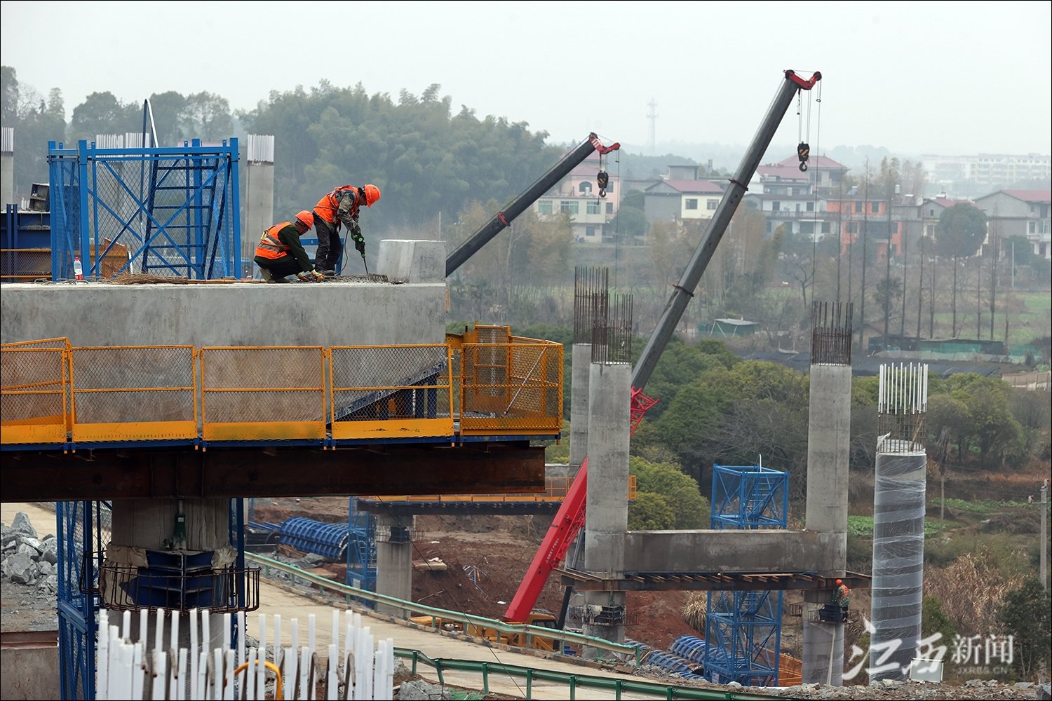 ▲梅岭隧道入口桥梁基础正在加紧建设。
