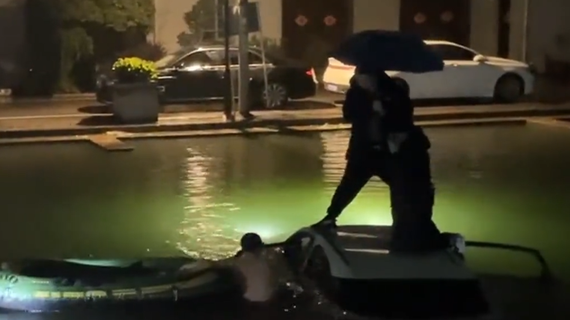 元宵夜汽车冲入池塘，民警跳入水中连救3人
