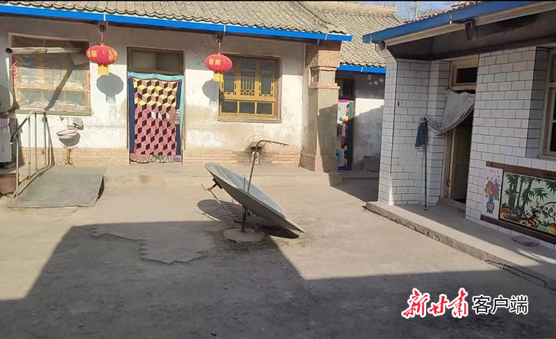 朱彦军家不大的院子被打扫得干干净净 新甘肃·甘肃日报记者 田丽媛 摄