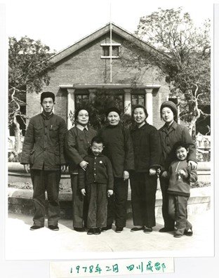 |1978年,邓先芙在四川成都和母亲及大嫂合影