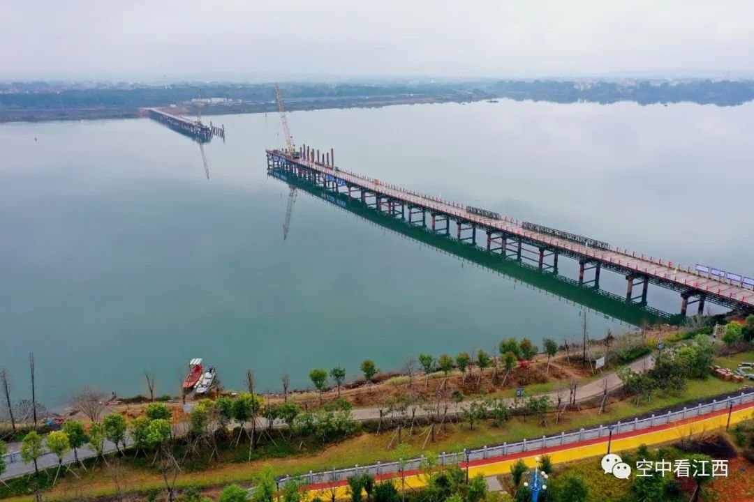 航拍泰和赣江跨江大桥建设施工忙（图）