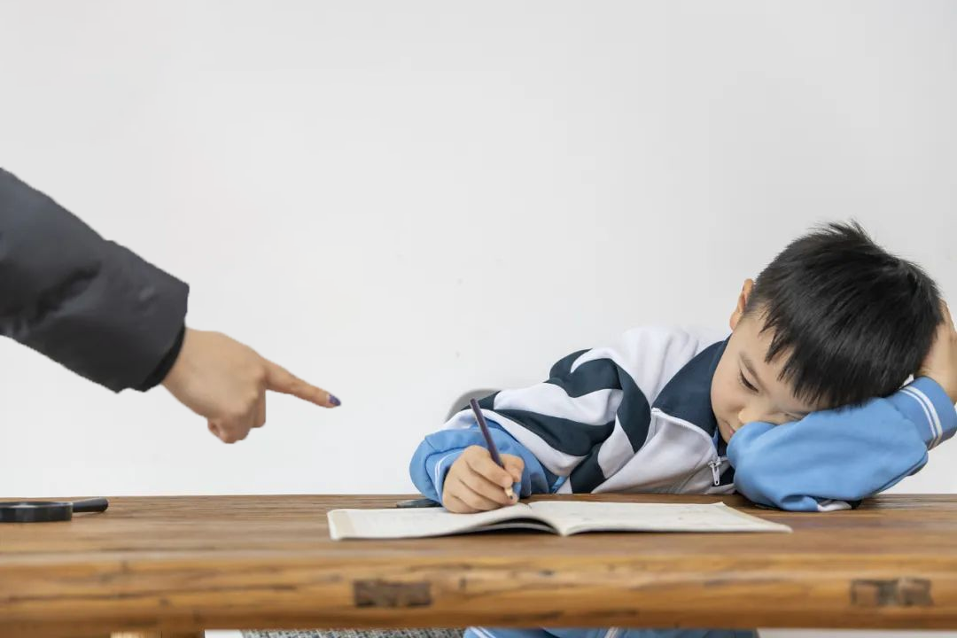 场面失控!刚开学妈妈就怒撕3次作业本 爸爸先崩溃了……凤凰网湖北_凤凰网
