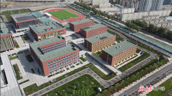 平凉市优先发展教育事业,不断改善办学条件,大力实施教育惠民工程,人民群众教育获得感明显增强。图为平凉一中新校区。