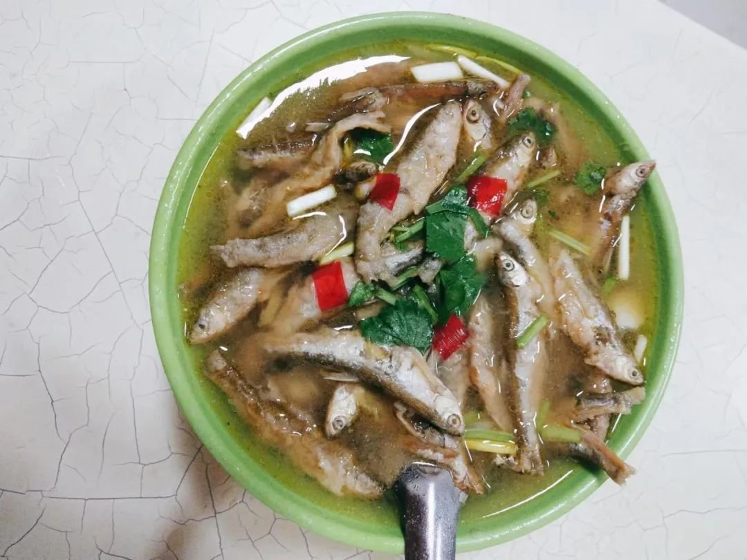 怎样煮出又鲜又白又香的 鱼汤呢？这个方法一定要学会 简单又好做 - 哔哩哔哩