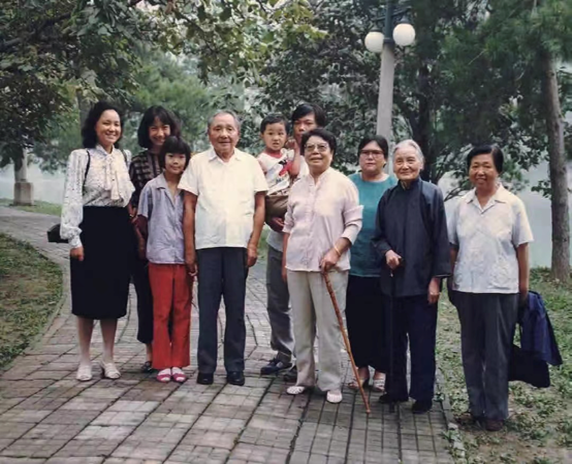 |1988年,邓先芙在北戴河与大哥大嫂合影