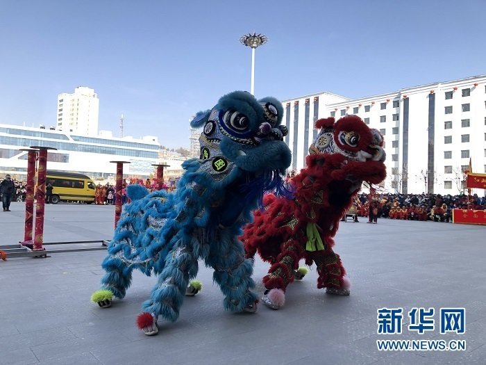 舞狮表演送祝福 新华网发(苏燕平 摄)