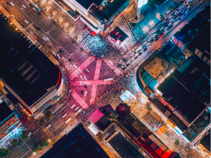 ▲ 爱心红绿灯、粉红斑马线、“长沙一分钟”、“手可摘星辰”等爆款策划一次次冲上热榜。