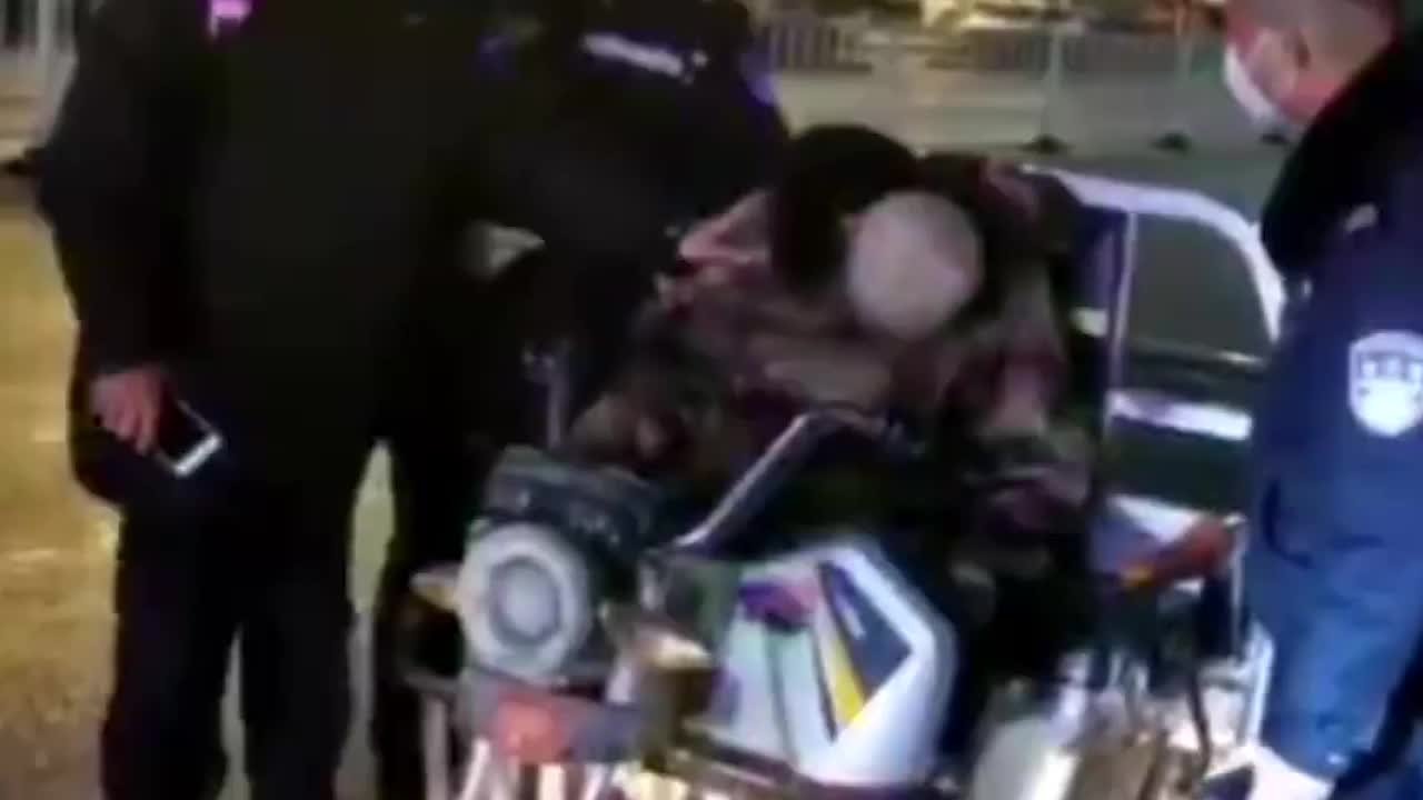 驾驶员低血糖昏迷，民警紧急送医