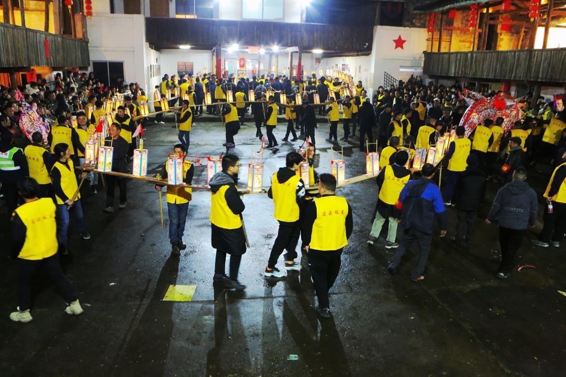 浙江临海汇溪镇:百米板龙闹元宵 舞出新年好愿景