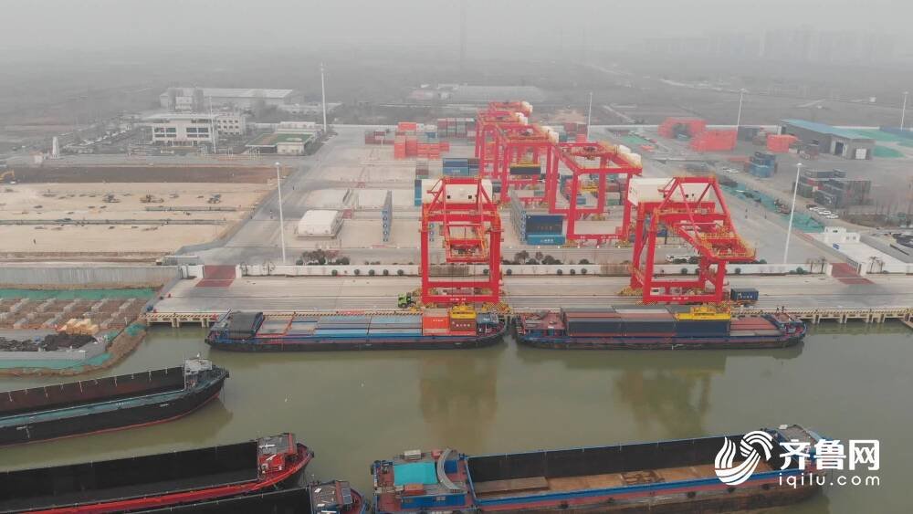 济宁龙拱港集装箱货船停泊靠岸等待装船