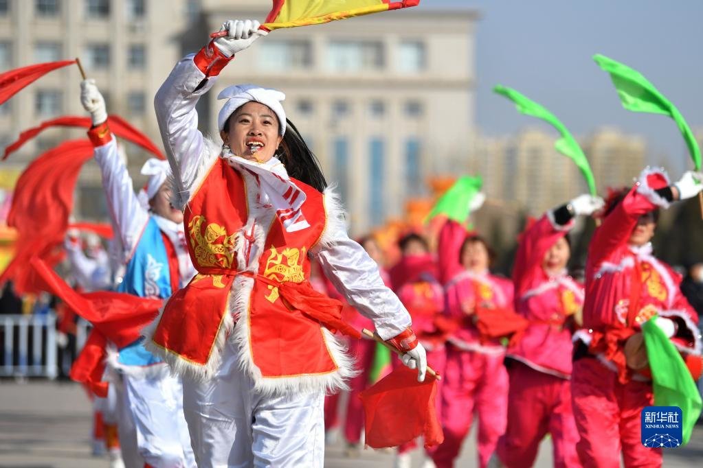 2月5日，在甘肃省白银市举办的社火展演上，民间社火队的演员在表演背鼓子舞。新华社记者 陈斌 摄
